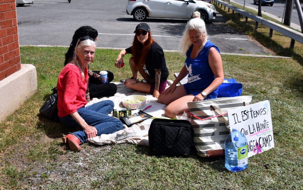 Condamnation de Mylène Hébert pour outrage au tribunal quelques manifestants se sont rassemblés devant le poste de la SQ à Drummondville @ Crédit photo Eric Beaupré Vingt55 Tous droits réservés (6)