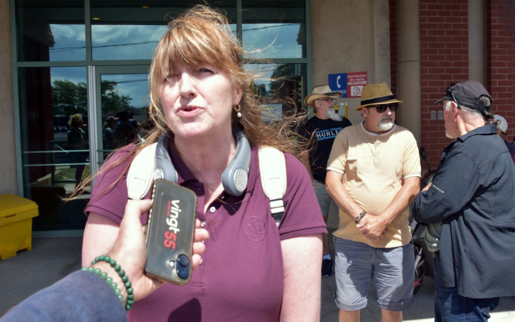 Condamnation de Mylène Hébert pour outrage au tribunal quelques manifestants se sont rassemblés devant le poste de la SQ à Drummondville @ Crédit photo Eric Beaupré Vingt55 Tous droits réservés (7)