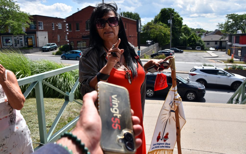 Condamnation de Mylène Hébert pour outrage au tribunal quelques manifestants se sont rassemblés devant le poste de la SQ à Drummondville @ Crédit photo Eric Beaupré Vingt55 Tous droits réservés (8)