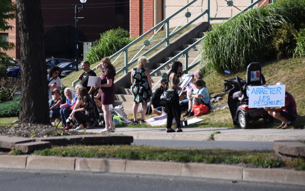 Condamnation de Mylène Hébert pour outrage au tribunal quelques manifestants se sont rassemblés devant le poste de la SQ à Drummondville @ Crédit photo Eric Beaupré Vingt55 Tous droits réservés (9)
