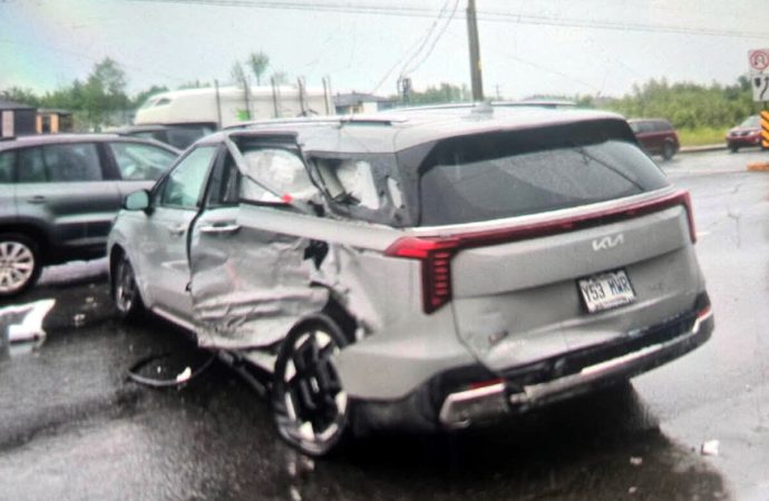 Violente collision près du nouveau Super C : des citoyens réclament demandent des correctifs