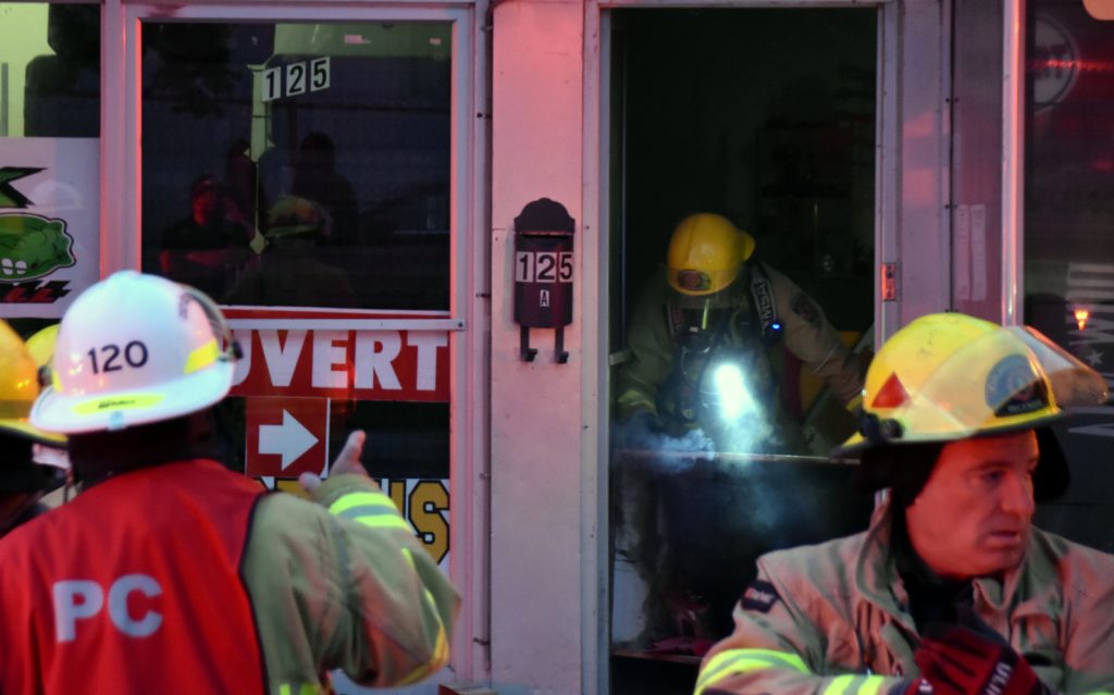 Incendie dans un immeuble locatif et commercial du centre-ville @ Crédit photo Eric Beaupré Vingt55 Tous droits réservés (1)