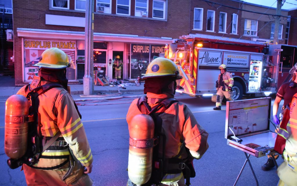 Incendie dans un immeuble locatif et commercial du centre-ville @ Crédit photo Eric Beaupré Vingt55 Tous droits réservés (14)