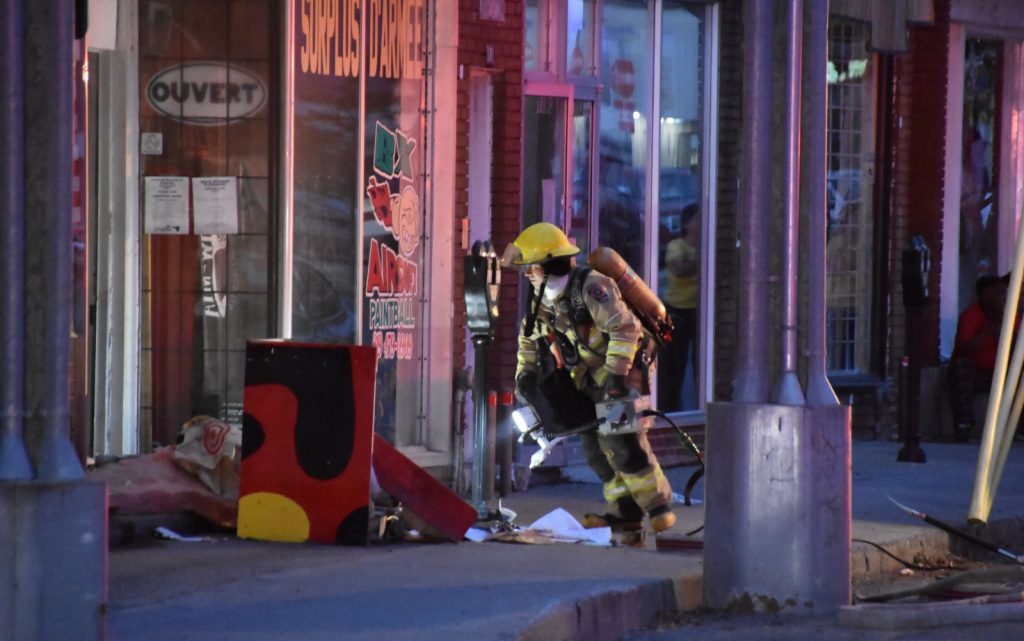 Incendie dans un immeuble locatif et commercial du centre-ville @ Crédit photo Eric Beaupré Vingt55 Tous droits réservés (16)