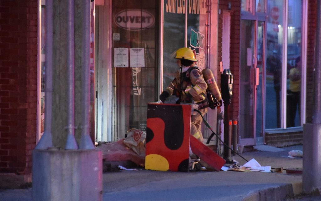 Incendie dans un immeuble locatif et commercial du centre-ville @ Crédit photo Eric Beaupré Vingt55 Tous droits réservés (17)