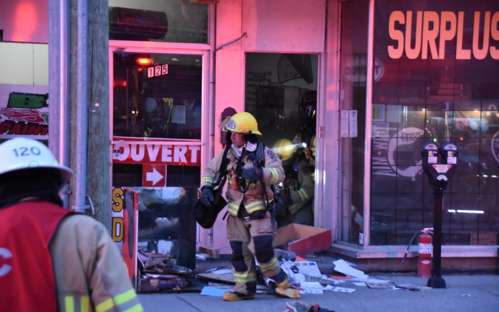Incendie dans un immeuble locatif et commercial du centre-ville @ Crédit photo Eric Beaupré Vingt55 Tous droits réservés (2)