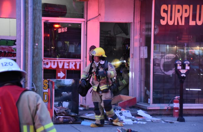 Incendie dans un immeuble locatif et commercial du centre-ville : un résident incommodé par la fumée transporté à l’hôpital