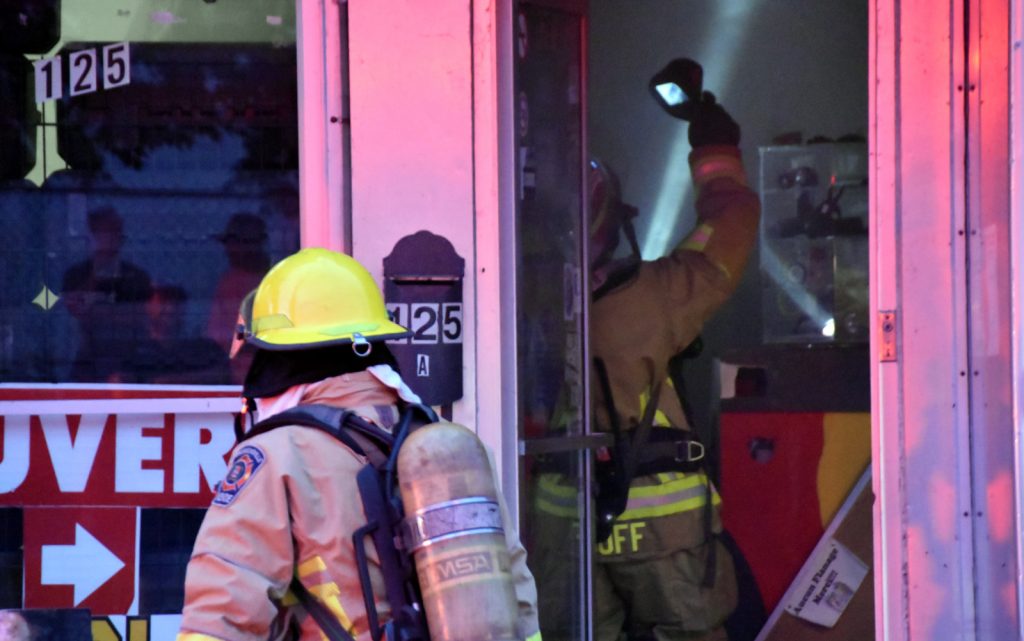 Incendie dans un immeuble locatif et commercial du centre-ville @ Crédit photo Eric Beaupré Vingt55 Tous droits réservés (4)
