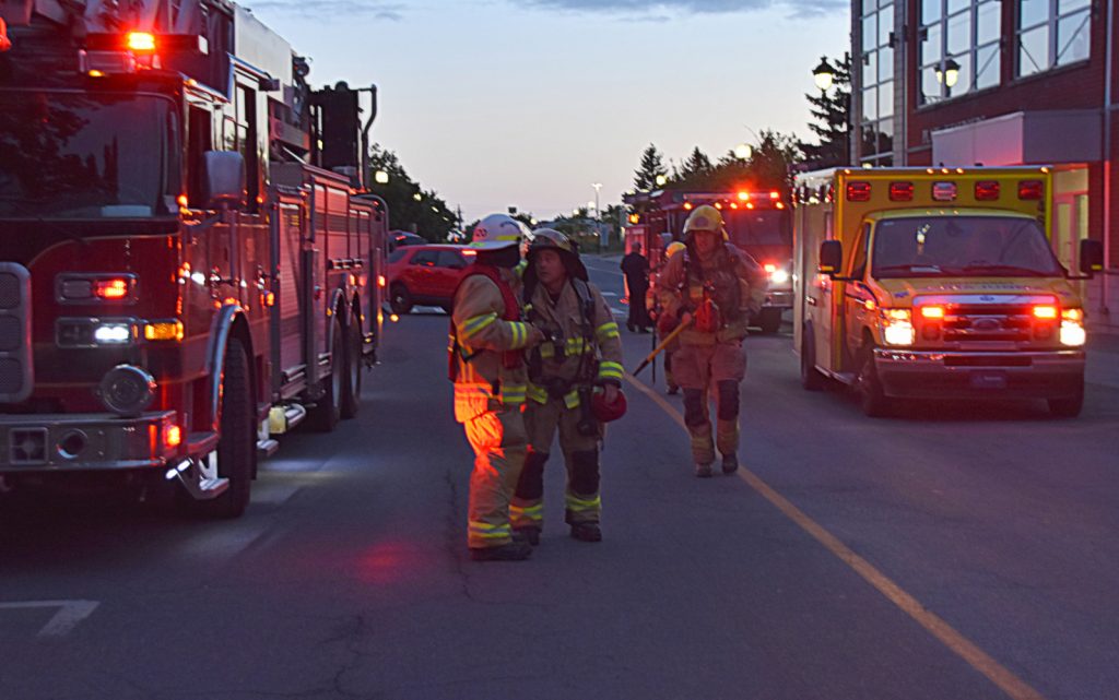 Incendie dans un immeuble locatif et commercial du centre-ville @ Crédit photo Eric Beaupré Vingt55 Tous droits réservés (6)