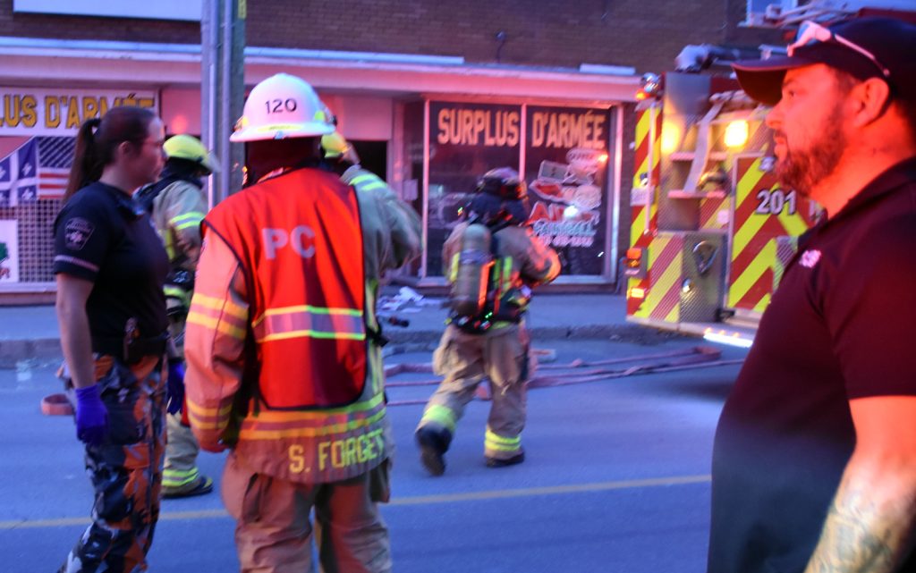Incendie dans un immeuble locatif et commercial du centre-ville @ Crédit photo Eric Beaupré Vingt55 Tous droits réservés (7)