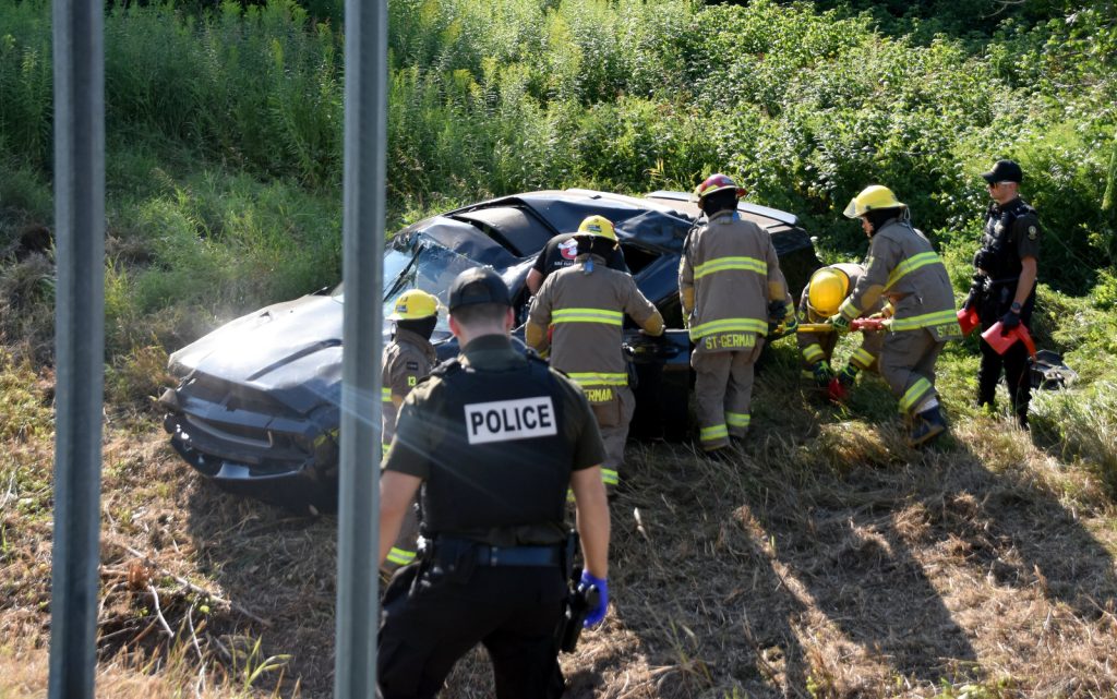 La conductrice a perdu la maîtrise de sa voiture sport avant d'effectuer plusieurs tonneaux @ Crédit photo Éric Beaupré Vingt55. Tous droits réservés (3)