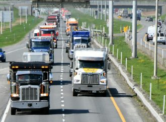 Camionneurs ontariens insuffisamment formés : Québec resserre les règles entourant la conduite des camions lourds