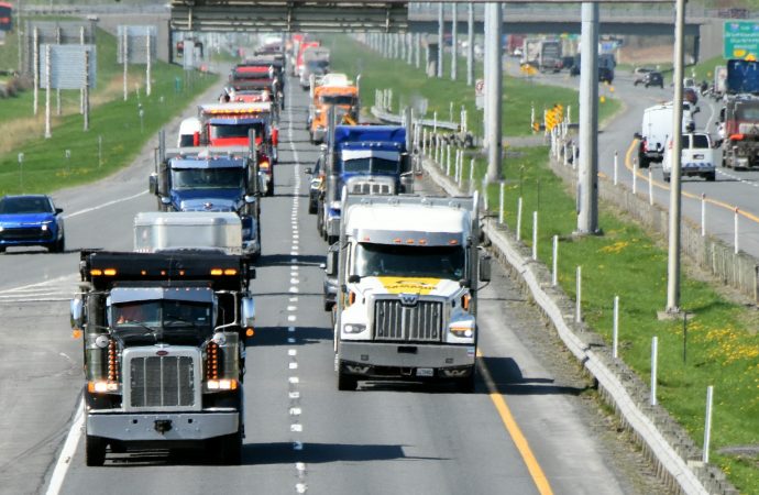 Camionneurs ontariens insuffisamment formés : Québec resserre les règles entourant la conduite des camions lourds