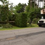 Sur le chemin Hemming, les microrafales ont déraciné un arbre d'une centaine de pieds, qui s'est abattu en travers de l'entrée d'une résidence @ Crédit photo Eric Beaupré Vingt55 Tous droits réser (5)
