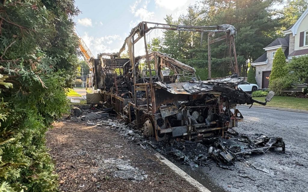 Un imposant motorisé et un projet de vacances partent en fumée à Drummondville @ Crédit photo Eric Beaupré Vingt55 Tous droits réservés (2)
