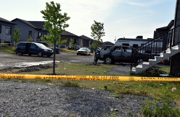 Incendie de véhicules suspect dans un quartier résidentiel : la Sûreté du Québec enquête à Drummondville