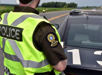 Accident mortel sur la route 122 : un véhicule prend feu après une sortie de route, la SQ enquête sur les circonstances de l’accident
