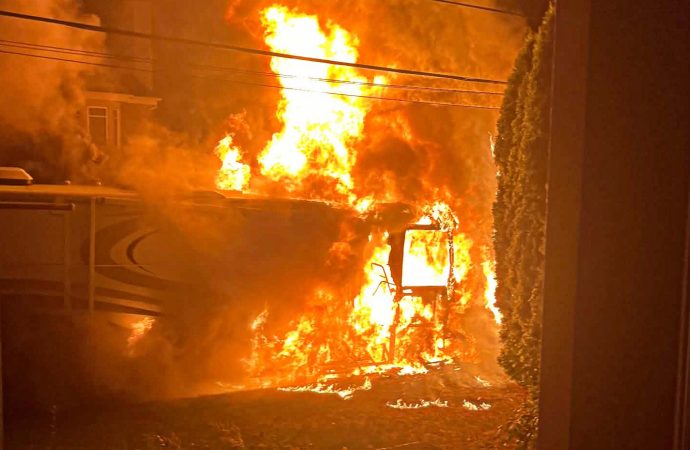 Incendie : Un imposant motorisé et un projet de vacances partent en fumée à Drummondville