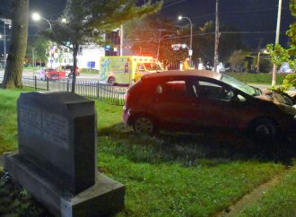 Accident : une conductrice « frôle la mort » involontairement dans une collision qui se termine dans un cimetière