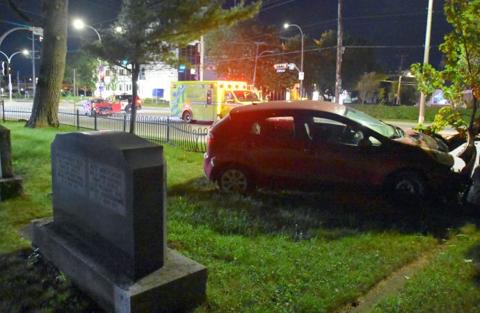 Accident : une conductrice « frôle la mort » involontairement dans une collision qui se termine dans un cimetière