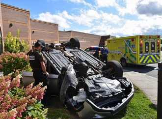 Accident aux Promenades Drummondville : une conductrice termine son embardée près de clients attablés