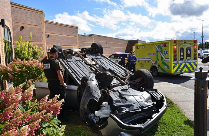 Accident aux Promenades Drummondville : une conductrice termine son embardée près de clients attablés