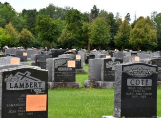 Des avis sur des dizaines de pierres tombales attirent l’attention des familles à Drummondville