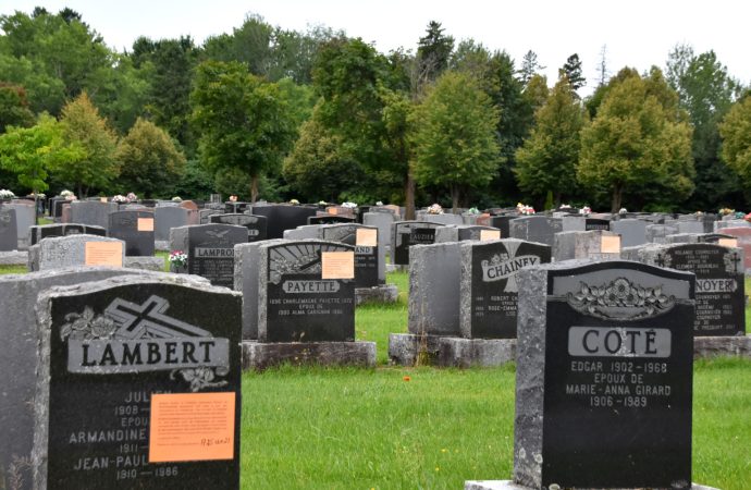 Des avis sur des dizaines de pierres tombales attirent l’attention des familles à Drummondville