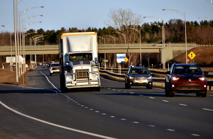 Tarifs américains : le camionnage réclame d’être inclus dans les mesures d’aide, la FCEI s’inquiète pour les PME