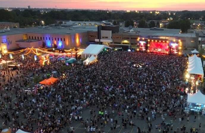 Festival de la poutine : nouveau site, foule monstre et spectacles électrisants… la recette est parfaite à Drummondville !