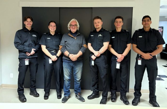 Téléphone au volant : le coroner Yvon Garneau salue la campagne « Un texto de trop » de futurs policiers du Collège Ellis