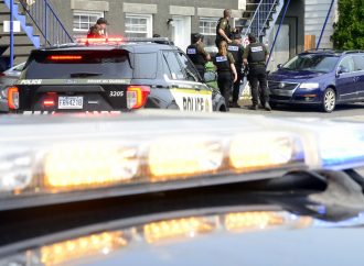 Important déploiement policier : une personne maîtrisée par la SQ et prise en charge par les paramédics