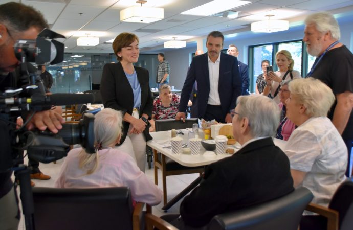 Logement abordable, santé et aînés : de passage à Drummondville Christine Fréchette promet un milliard de dollars de plus et répond aux enjeux locaux