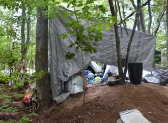 Un « logement à ciel ouvert » : un couple s’installe dans un boisé faute de logement abordable à Drummondville