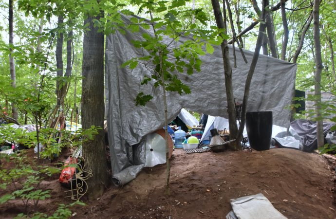 Un « logement à ciel ouvert » : un couple s’installe dans un boisé faute de logement abordable à Drummondville