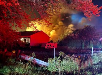 Violent incendie à Saint-Cyrille-de-Wendover : un bâtiment complètement détruit