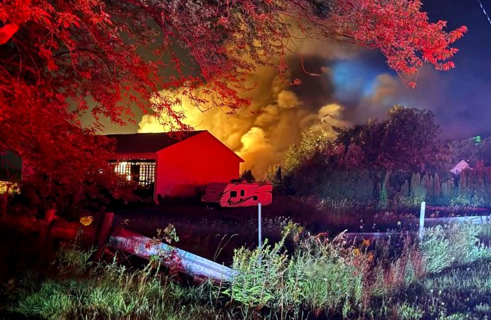 Violent incendie à Saint-Cyrille-de-Wendover : un bâtiment complètement détruit