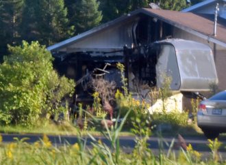 Un incendie provoque un imposant panache de fumée et mobilise trois services incendie