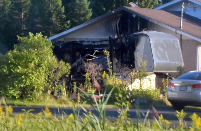 Un incendie provoque un imposant panache de fumée et mobilise trois services incendie