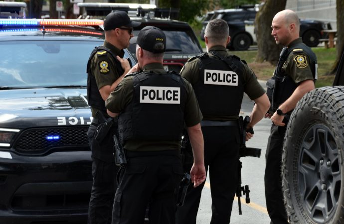 Jeune possiblement armé au centre-ville : un adolescent localisé et identifié par les policiers