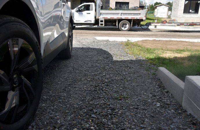 Nouveau quartier à Drummondville : des citoyens dénoncent des accès à leurs stationnements à géométrie variable et des erreurs d’urbanisme
