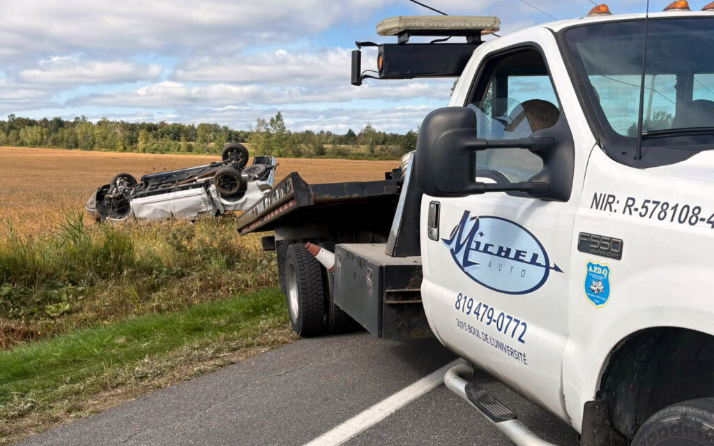 Accident camion Boul St Joseph Drummondville Photo Eric Beaupre Vingt55 tous droits reserves