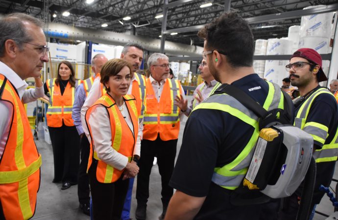 Christine Fréchette visite SOPREMA à Drummondville : les enjeux manufacturiers au cœur des échanges