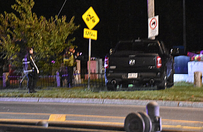 Violente sortie de route à Drummondville : un chauffard termine sa course à l’orée d’un cimetière, un passager grièvement blessé