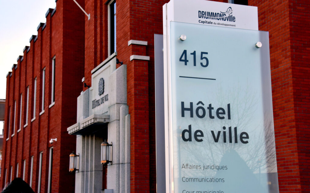 Hotel-de-Ville-de-Drummondville-@-Crédit-photo-Eric-Beaupré-Vingt55-003