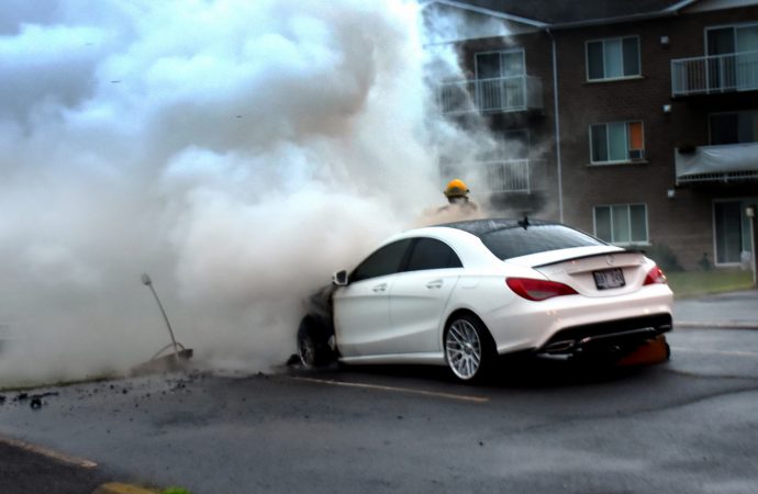 Incendie criminel : une Mercedes incendiée, la Sûreté du Québec enquête à Drummondville