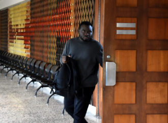 Fraude bancaire et faux passeports : l’accusé demande l’absolution après avoir plaidé coupable à deux chefs