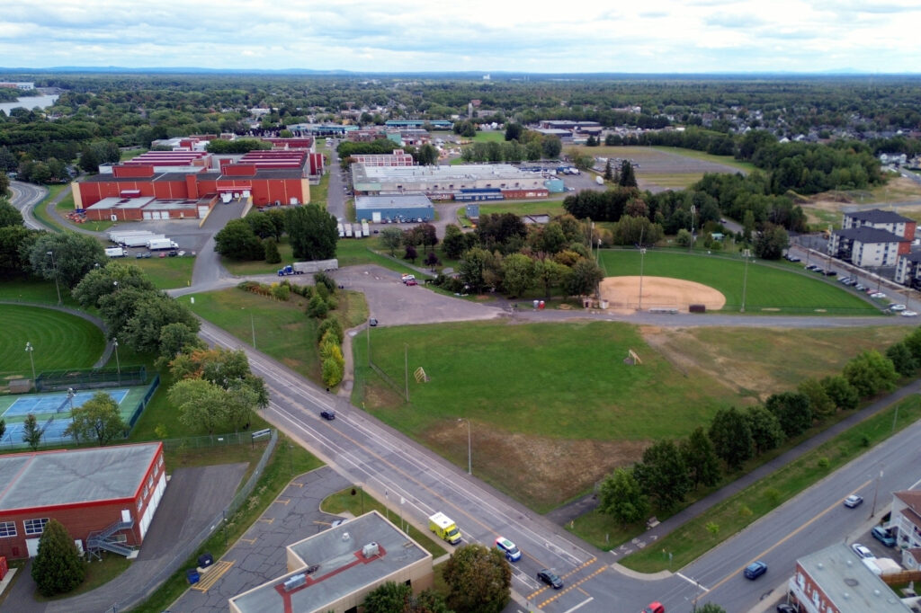 Terrain-projete-pour-lHopital-regional-de-Drummondville-Celanese-Photo-Eric-Beaupre-Vingt55-5.jpg