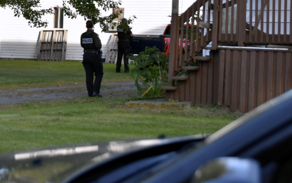 Un appel signalant un homicide à l’origine d’un important déploiement policier à Saint-Eugène @ Crédit photo Eric Beaupré Vingt55 Tous droits réservés (13)