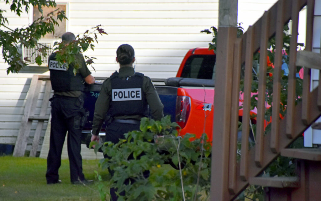 Un appel signalant un homicide à l’origine d’un important déploiement policier à Saint-Eugène @ Crédit photo Eric Beaupré Vingt55 Tous droits réservés (14)